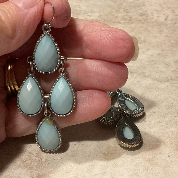 Teardrop dangle earrings pierced silvertone faceted pale blue stones 2.25” - Picture 4 of 8